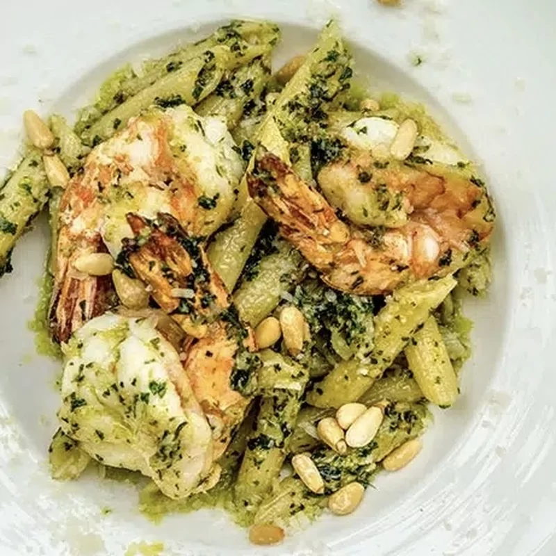Pasta scampi pesto . f