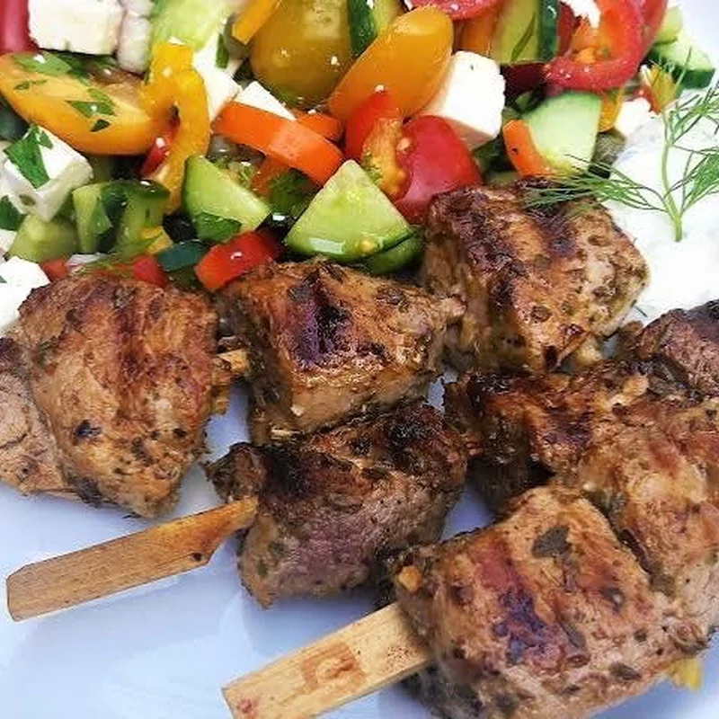 Gegrilde varkens souvlaki . f